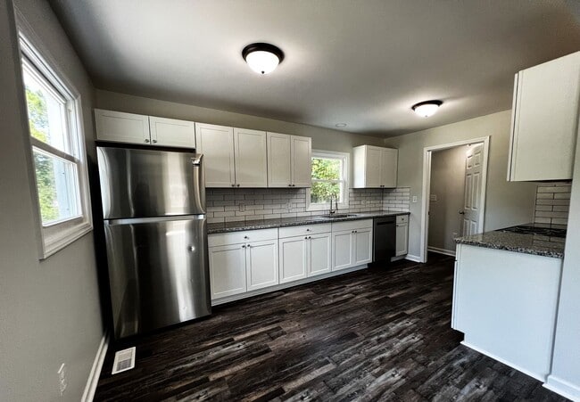 Building Photo - Brand New High Point 2 Bed, 1 1/2 Bath wit...