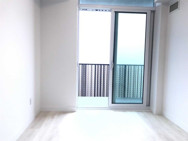 Photo du bâtiment - 8 Eglinton Ave E