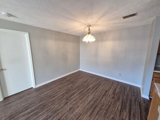 Building Photo - 10 Creekwood Dr