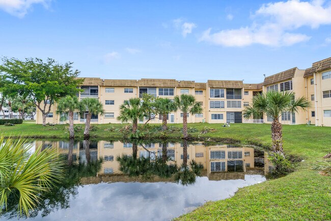 Foto del edificio - 8285 Sunrise Lakes Blvd