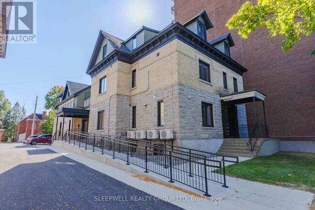 Building Photo - 476-476 Rue Wilbrod St