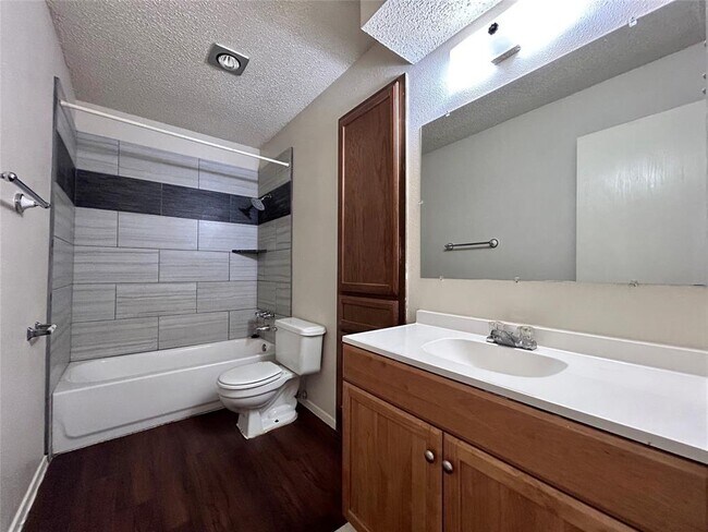 Building Photo - 8802 Pineridge Dr