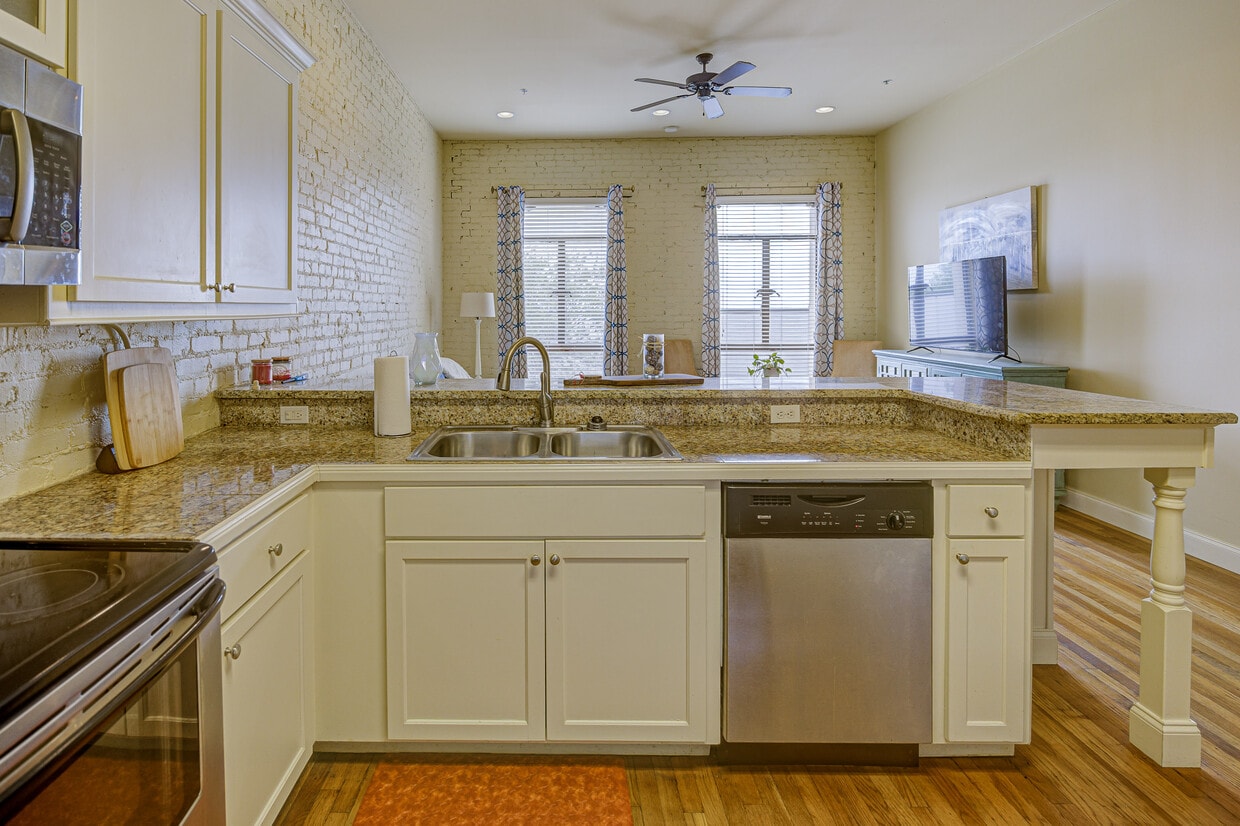 1509 Washington St, Vicksburg, MS 39180 Condo for Rent in Vicksburg