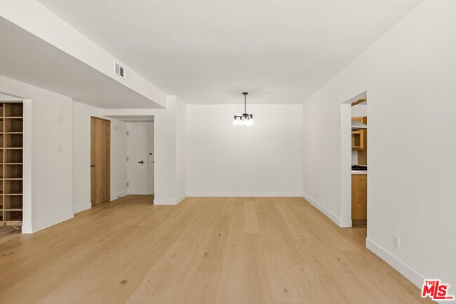 Foto del edificio - 8787 Shoreham Dr