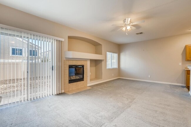 Building Photo - 3 Bedroom Townhome in Gated Henderson Comm...