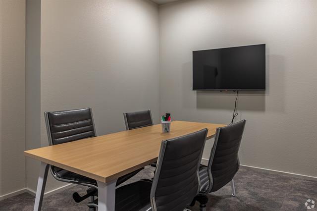 Building Photo - 596 W 9th St