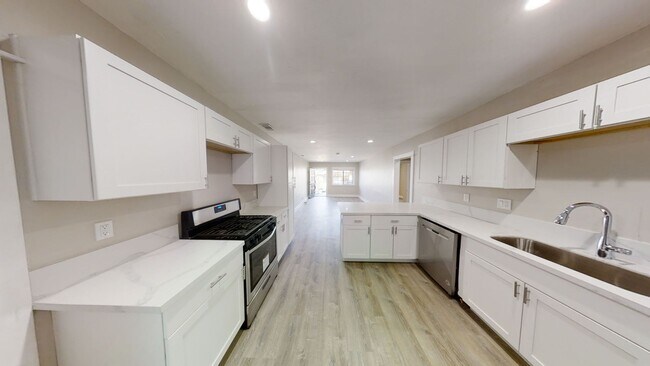 Foto del edificio - Renovated 5 bed 3 bath house on Art St