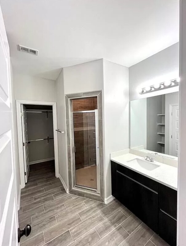 Foto del edificio - 913 W La Pointe Ave