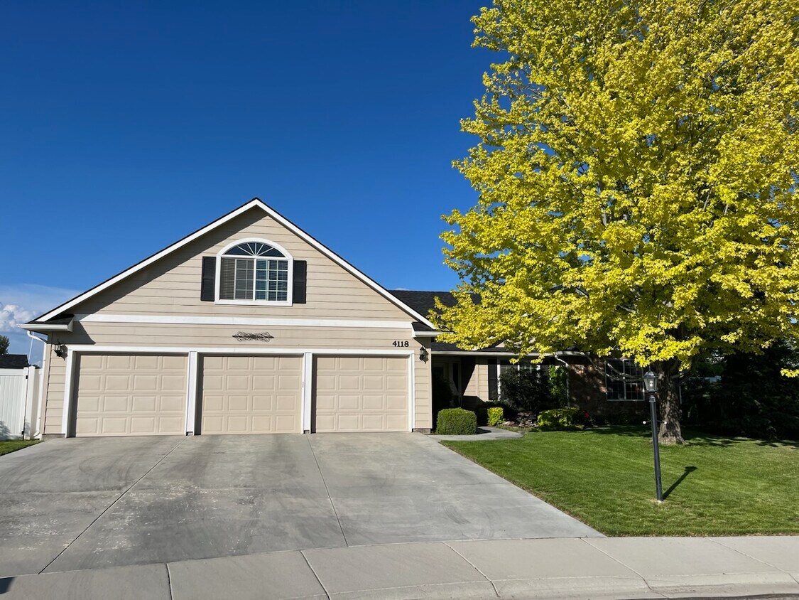 Front - 4118 E Chesapeake Dr