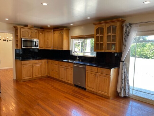 Building Photo - Wonderful 4 bedroom, single level home in ...