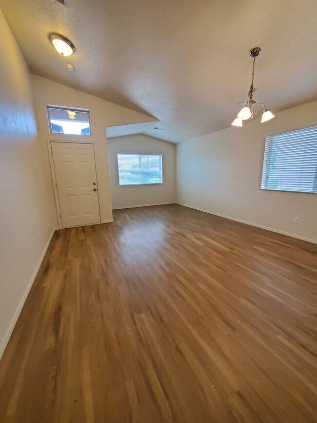 Foto del edificio - 3 bed 2 bath 1800 sq ft in Huning Ranch! 1/2 OFF 1st MONTHS RENT!