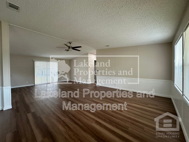 Foto del edificio - 2055 Berry Hill Ln