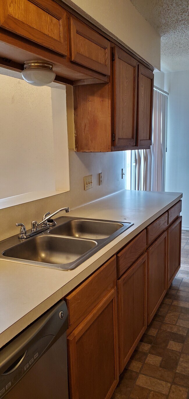 Kitchen - 2103 Greenbriar Colony Dr