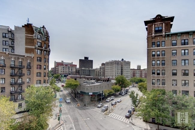 Building Photo - 815 Riverside Dr