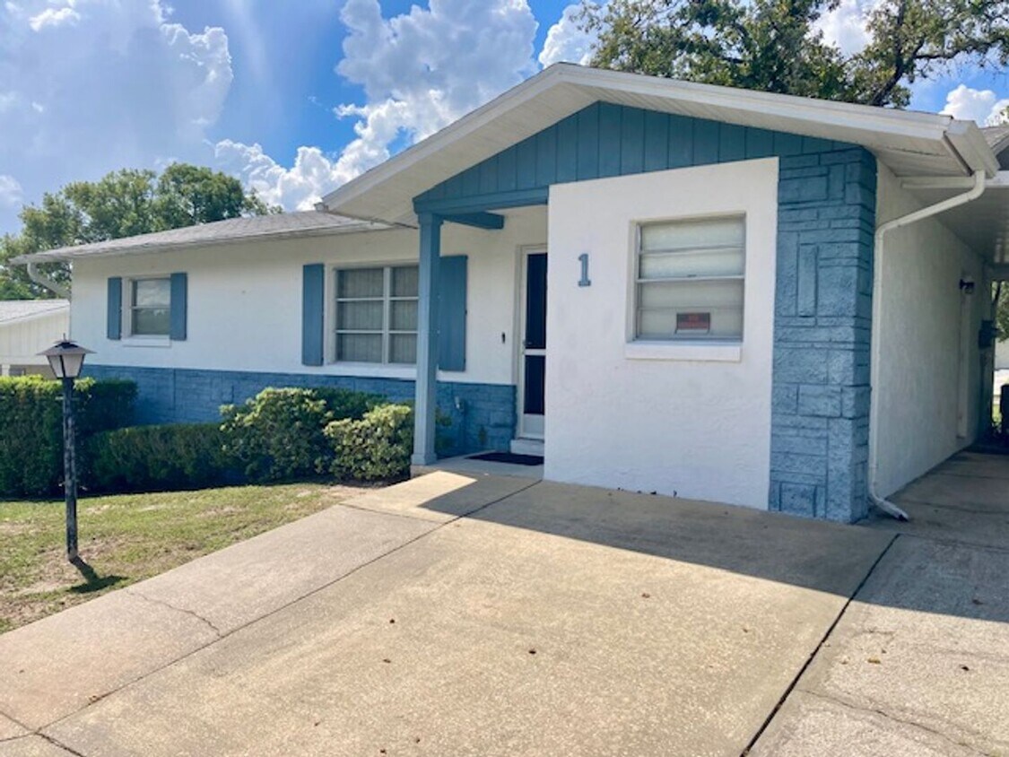 Foto principal - 2 bedroom, 1.5 bath home with carport