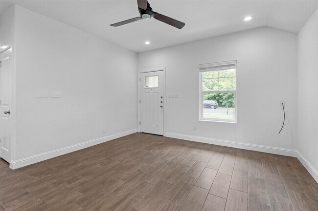 Building Photo - 715 Point Lookout Dr