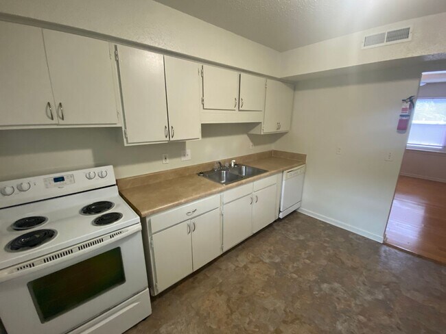 Foto del edificio - A brick townhouse steps from Lakewood shopping and dining — with everything already in it.