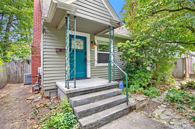Photo - 2137 N SUMNER ST House