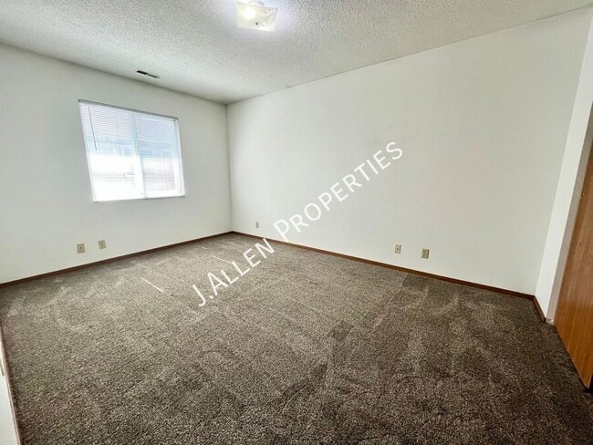 Building Photo - 904 Riverfront Rd