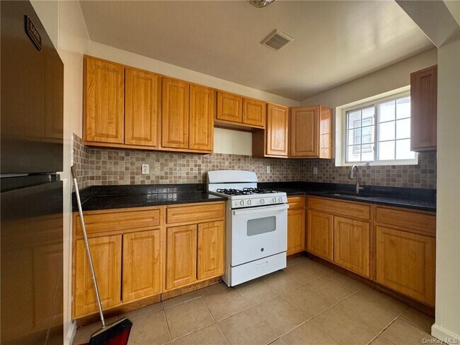Building Photo - 2262A Ellis Ave