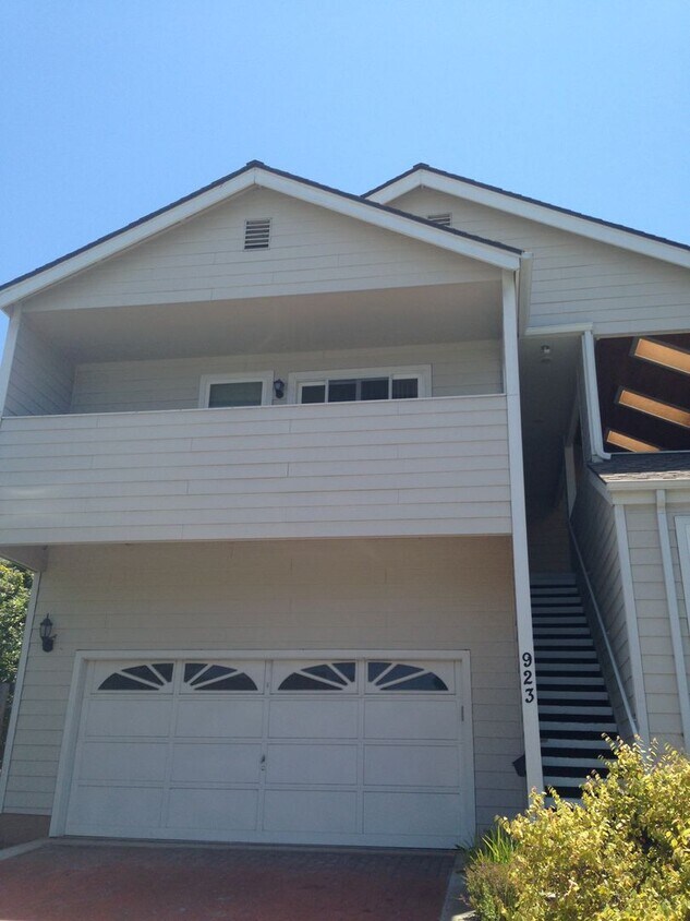 Primary Photo - Downtown 2 Bedroom 1 Bath Duplex available...