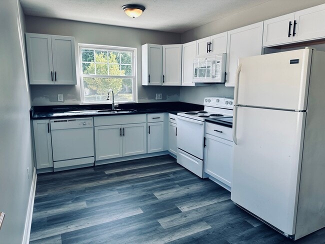 Foto del edificio - 3 Bedroom Raised Ranch--Available Now!