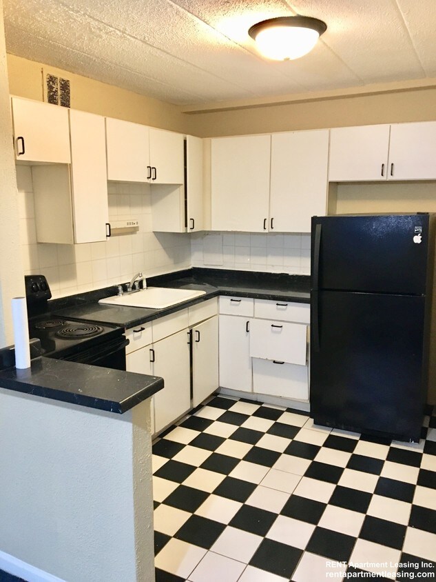 Primary Photo - 2025 W Granville Ave