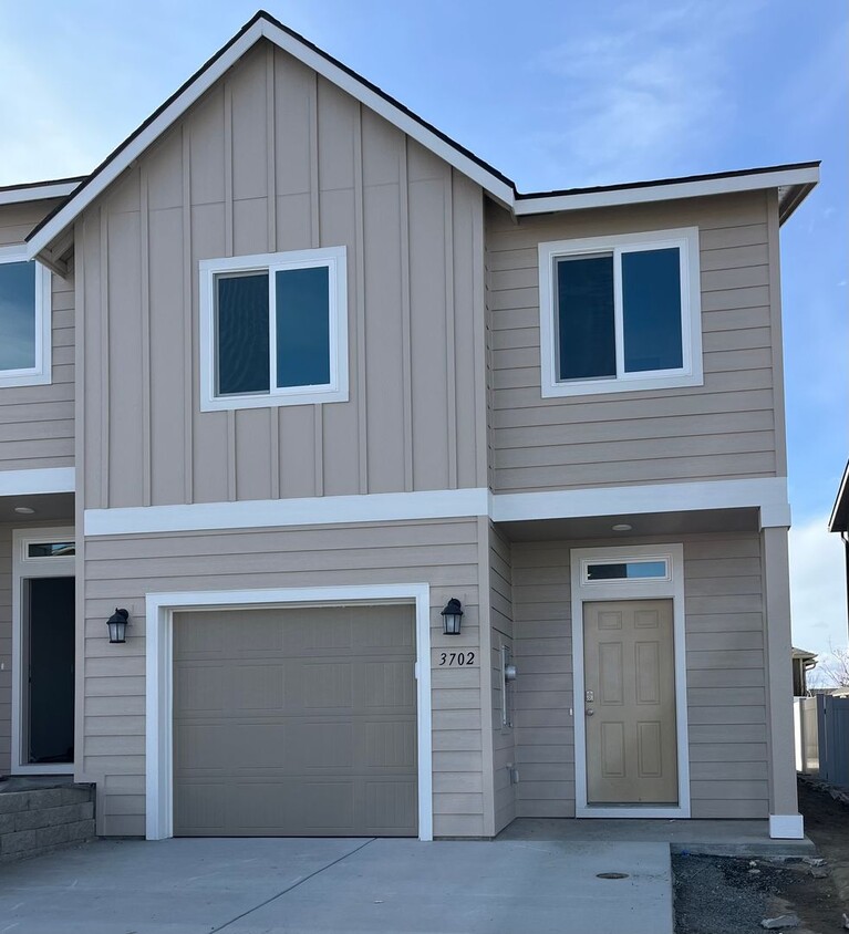 Foto principal - Brand New Townhome!