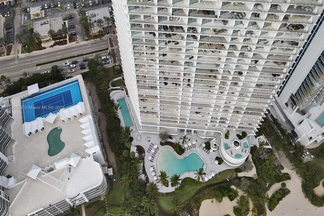 Foto del edificio - 16901 Collins Ave