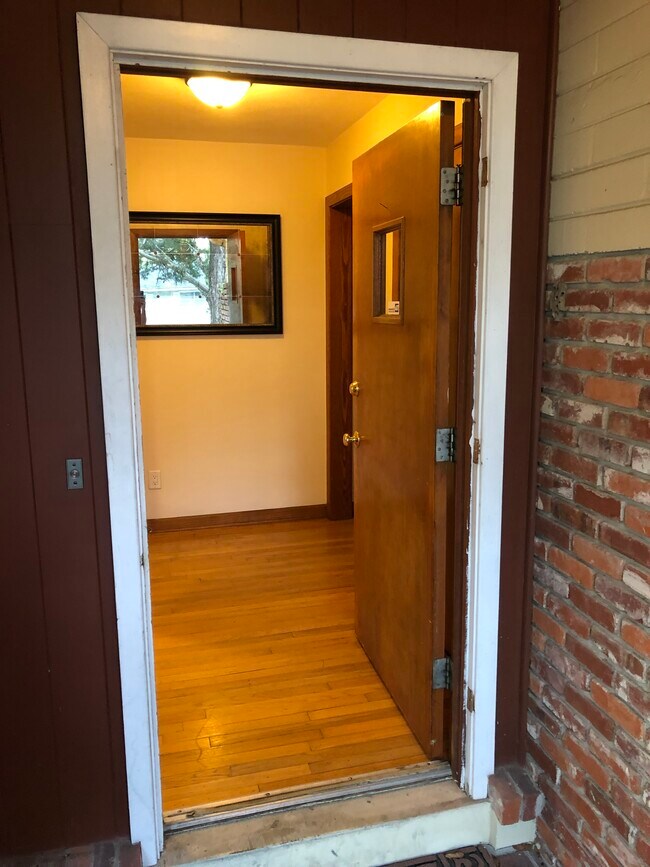 Entrada - 2842 SW 1 Ave