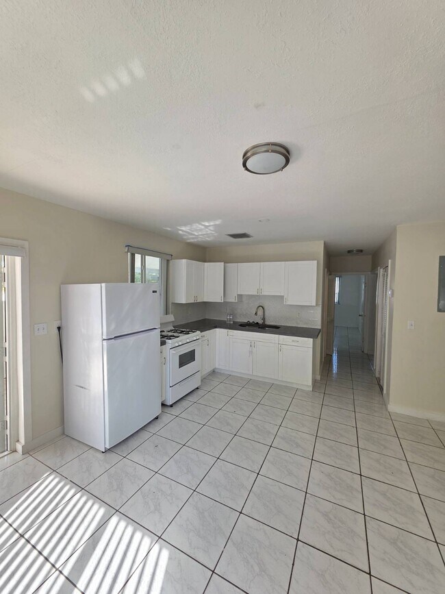 Foto del edificio - 1475 W 31st St