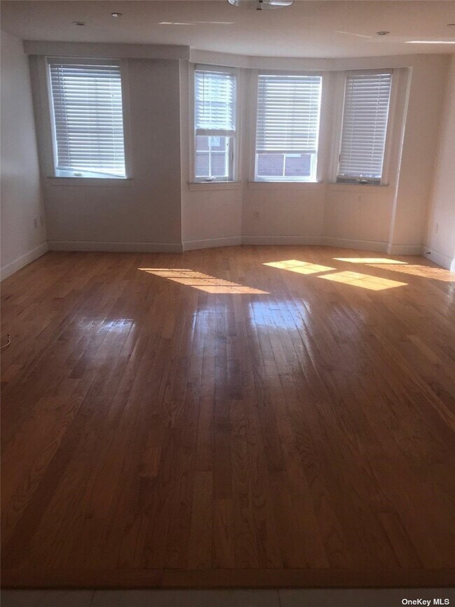 Foto del edificio - 120-53 Sunrise Ct