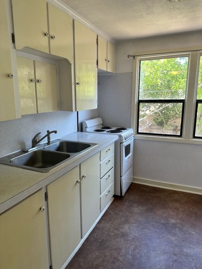 Photo - Cozy 1-Bedroom, 1-bath Upstairs Apartment In Southwest Eugene!