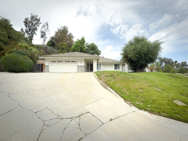 Foto del edificio - 3 Bedroom/2 Bathroom Private Home with Lar...
