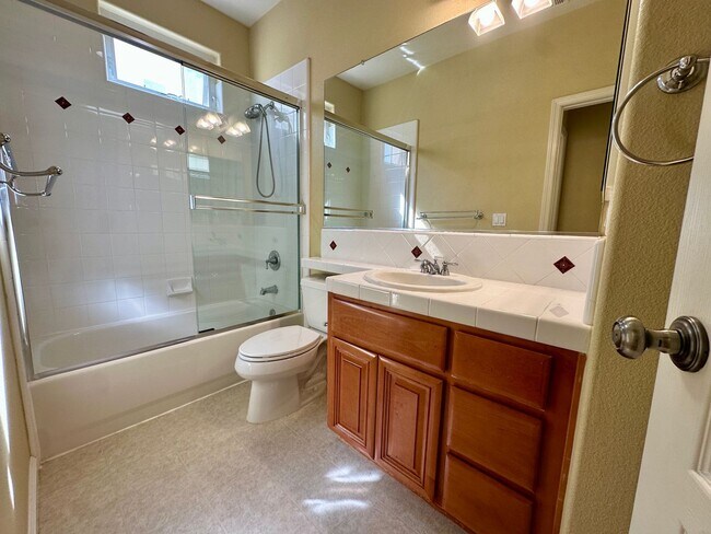 Foto del edificio - TOWNHOME WITH THOUGHTFUL UPGRADES | CALM SETTING