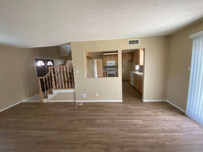 Foto del edificio - 2 story 4 bed, 2 bath home with yard