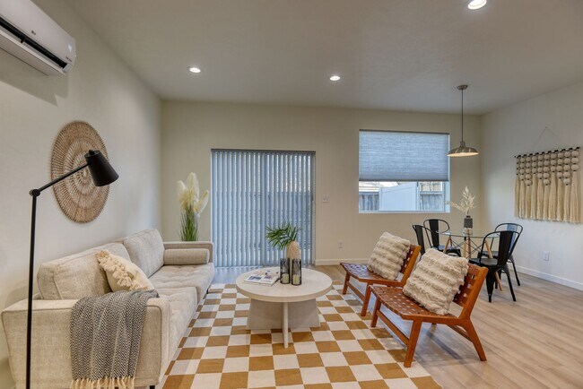 Foto del edificio - 4919 E 6th Ave