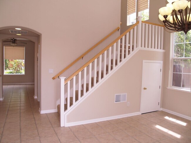 Building Photo - Stunning 3 bedroom 2.5 bath single family ...