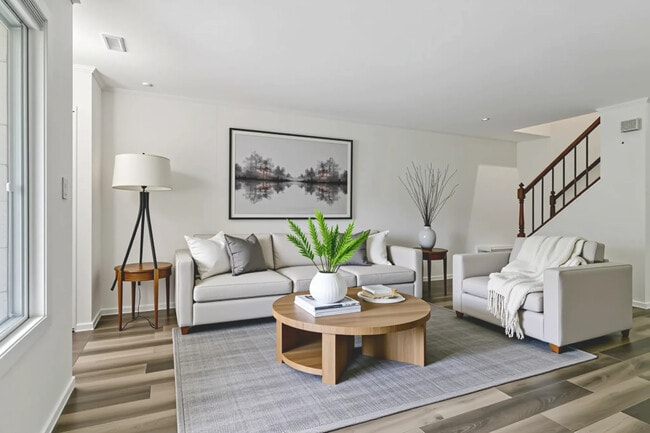 Foto del edificio - 452 Harrison Ct