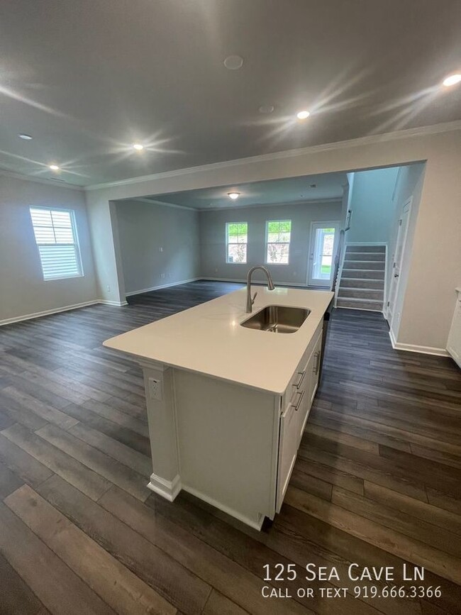 Building Photo - Charming 3 bedroom
