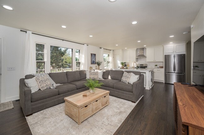 Building Photo - 504 Bismark Dr
