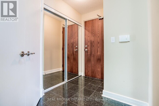 Photo du bâtiment - 16 Harrison Garden Blvd