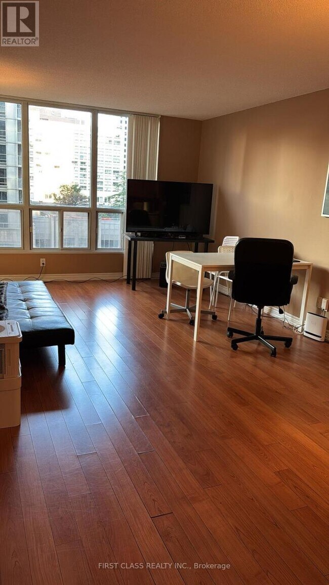 Photo du bâtiment - 750-750 Bay St.