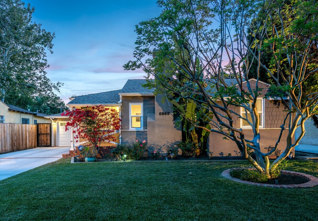 Foto principal - 5865 Vesper Ave