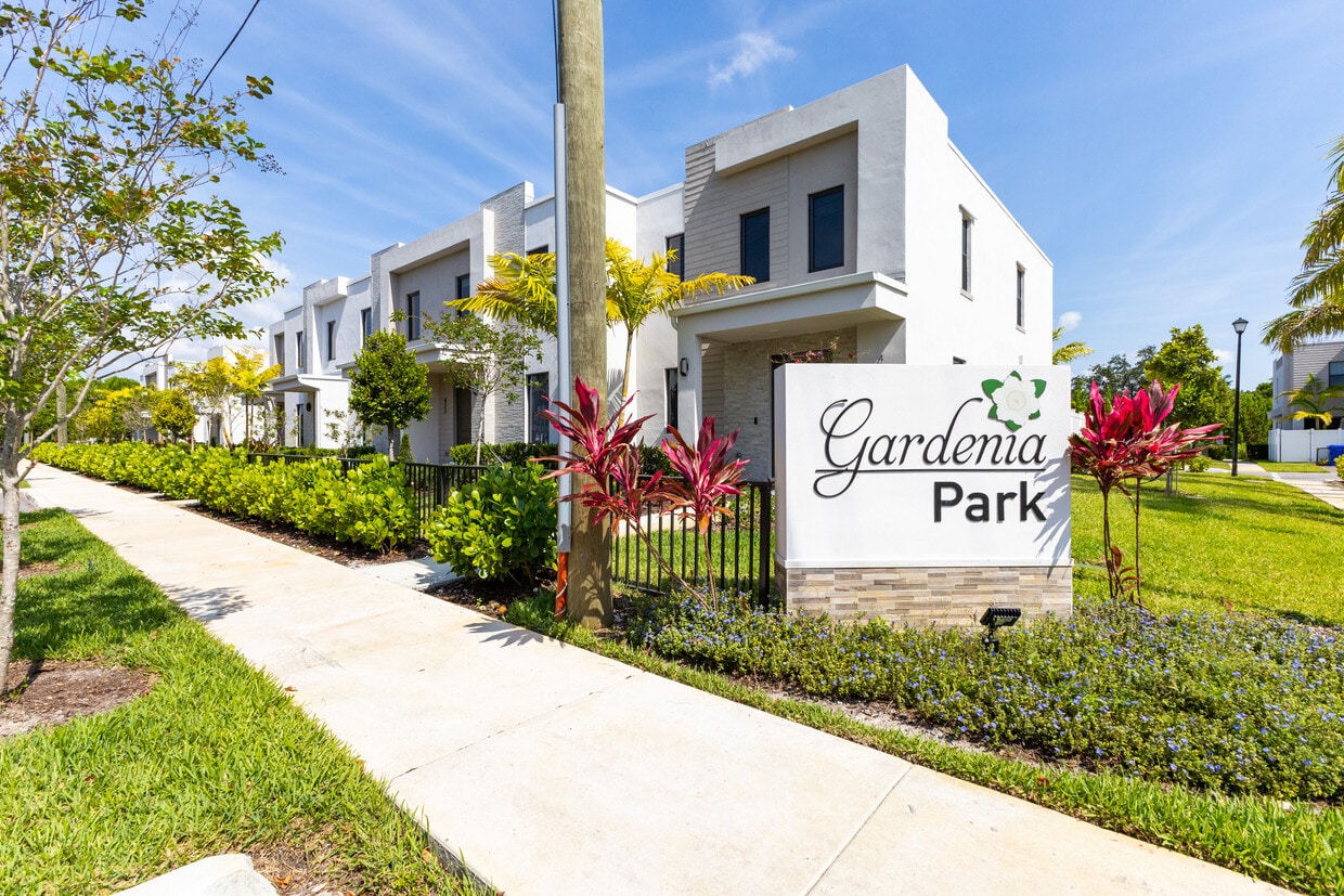 Front of Townhome - 423 NW 17th St