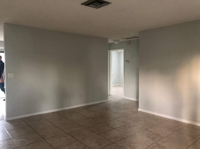 Building Photo - 1637 Barbarie Ln