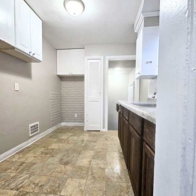 Building Photo - 10803 Roxbury St