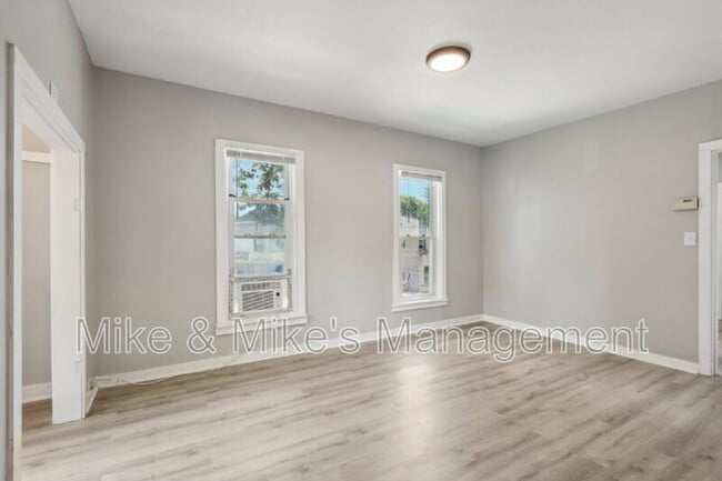 Building Photo - 506 E Linus St