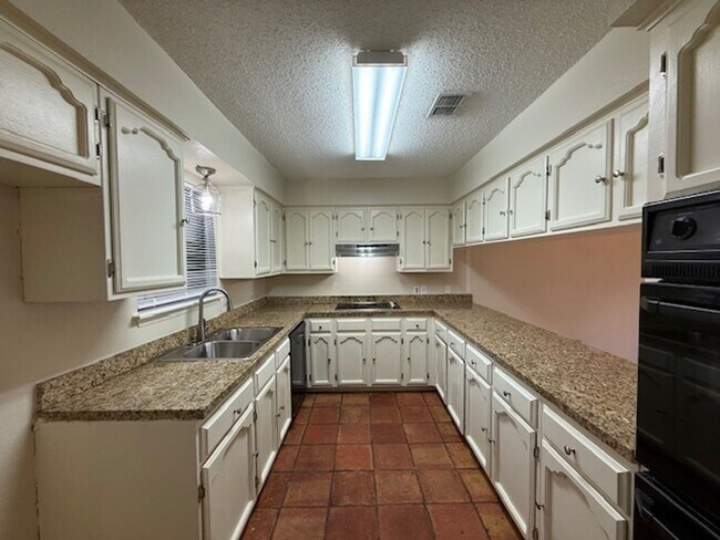 Building Photo - Quadrangle Townhome