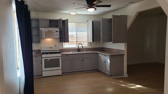 Foto del edificio - **2 Bdrms 1 Bath Detached Duplex in Hemet, CA**